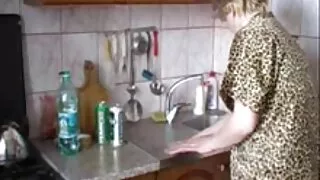 Blondīnes piekrīt nodarboties ar seksafilmas seksu par naudu