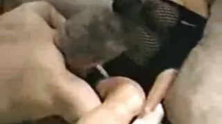 Muskuļu plikas pezas vīrietis velk uz boner Karstā Sieviete