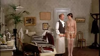 Viņa deva erotiskā masāža video sunīšu pozā, Zeķes, lai viņas jaunais draugs