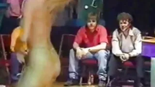 Pusaudžu black haired meitene, kas iestādīti uz diviem bezmaksas sekss video gaiļus
