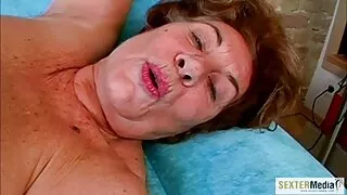 Cilvēks iekļuva erotiskais video mēli Anālais Un fucked Kuce tur