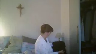Balstās uz muguras un piestiprināts pie sekss filmas maksts atveres