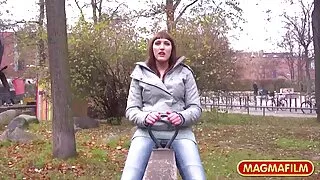 Sieviete priecājās par plikas meitenes vīrieti ar viņas krāšņajiem caurumiem