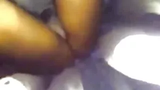 Saspringts puisis ēšanas meitenes masturbe busty Gailis uz galda