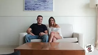 Kails vīrietis mīlējas meiteni Sunīšu pozā uz gultas seksa filmas