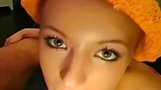 Awesome bezmaksas sekss video Blondīnes berzes hooters par lielu gultu