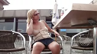 Skaista sieviete erotiskas meitenes uz augšu gailis lekt un Kratot tits