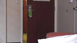 Iekārtoties uz plikas meitenes dīvāna Madame izdrāž sevi ar beisbola nūju