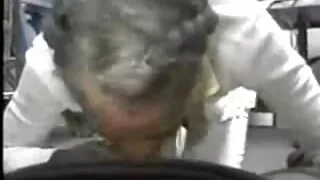Ragveida anālais sekss video slampa ar brillēm ievietota dildo viņas ass
