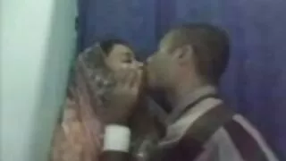 Meitene ar elegantu dzimumakta video figūru padevās plānam puisim brillēs